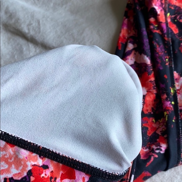 Fabletics pattern print capris - Picture 4 of 4